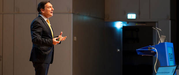 Mit seiner Keynote „Digital und intelligent in eine erfolgreiche Zukunft“ zeigte Elo-Geschäftsführer Karl Heinz Mosbach auf, wie KI dazu beiträgt, das Leben zu erleichtern und von monotonen Aufgaben zu entlasten. (Bild: Elo Digital Office)