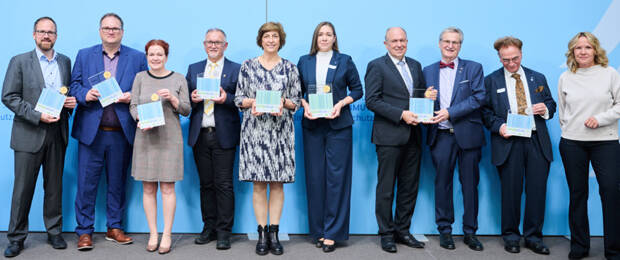 Bundesumweltministerin Steffi Lemke (r.) gemeinsam mit den Gewinnern des Papieratlas 2024  (Bild: Papieratlas)