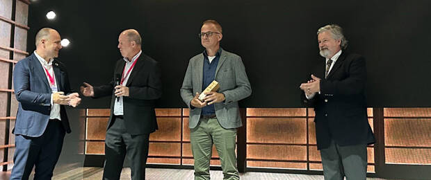 Der „Partner of the Year Award“ für Production Print wurde am Partnertag auf der drupa 2024 übergeben: (v.l.) Tobias van Wickeren, Commercial Director Partner Sales bei Ricoh, Mark Taylor, CEO Ricoh Central and Eastern Europe sowie Martin Olbertz und Sigm